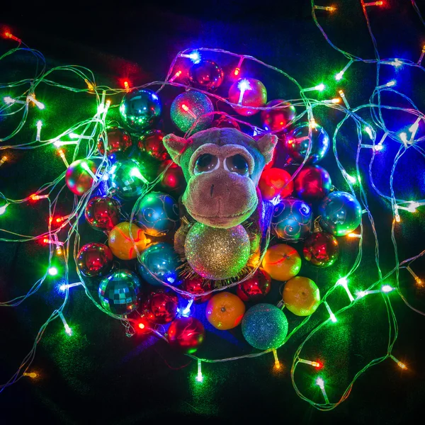 Małpa w ozdób choinkowych. Nowy rok symbol. — Zdjęcie stockowe