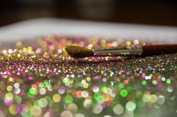 Fırça ve festival çok renkli tinsel. Yeni yıl için hazırlanıyor.