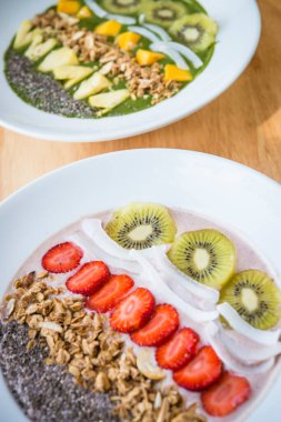 Üç farklı meyve gevreği, chia tohumu ve hindistan cevizli yoğurt karışımı.