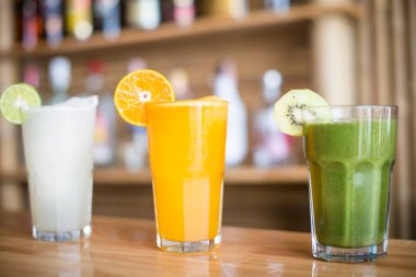 Bir tablo çubuğunda birlikte gösterilen bir meyve sallama seçimi