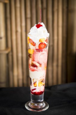 Knickerbocker ihtişamı Meyveli ve kremalı dondurma