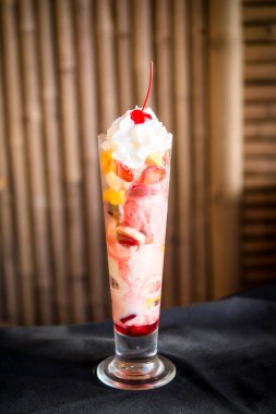 Knickerbocker ihtişamı Meyveli ve kremalı dondurma