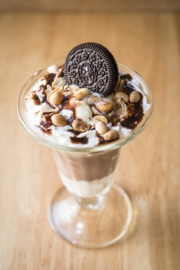 DCor için üzerinde bisküvi olan çikolatalı dondurma.