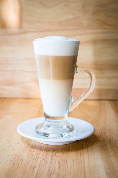 Café Con Leche Servido Vaso Transparente Con Fondo Madera — Foto de Stock