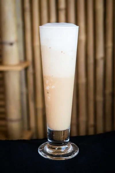 Café Helado Frappe Sobre Una Mesa Madera Con Fondo Bambú — Foto de Stock