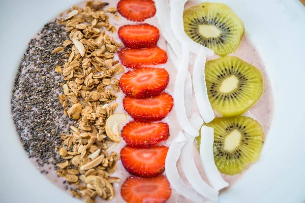 Close Shot Ciotola Frullato Con Semi Fragola Cocco Kiwi Granola — Foto Stock