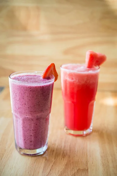 Dos Batidos Frutas Sandía Bayas Mixtas Sobre Fondo Madera —  Fotos de Stock