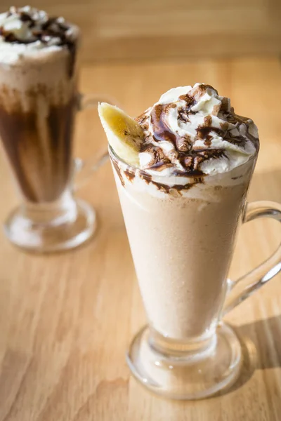 Batidos Helados Café Sobre Una Mesa Madera Con Fondo Madera — Foto de Stock