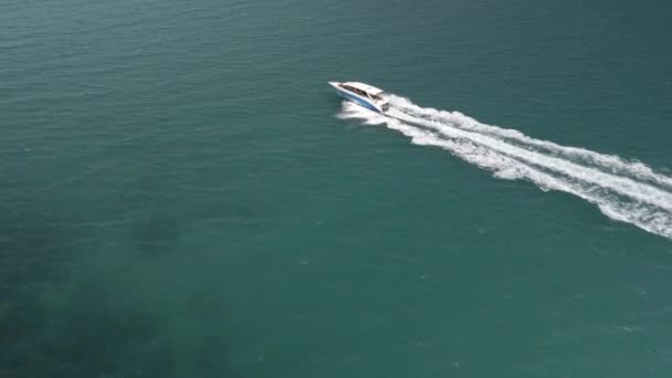 Sürat Teknesi Suyun Üzerinde Hızla Hava Görüşüyle Ilerliyor — Stok video