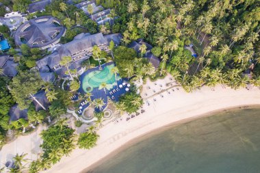 Koh Chang, Tayland 'daki otel ve sahil manzarası.