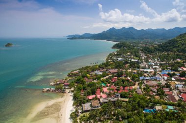 Tayland 'ın Koh Chang kentindeki dağları, ormanı ve okyanusu olan tropikal kıyı şeridi.