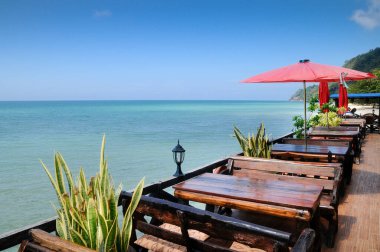 Deniz manzaralı restoran. 