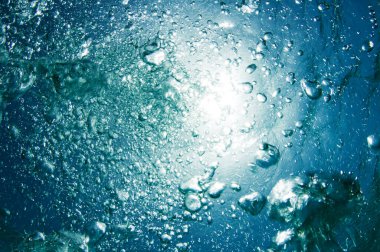 berrak mavi sularda kabarcıklar