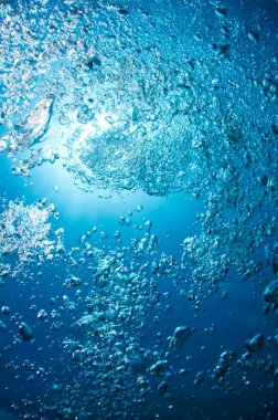 berrak mavi sularda kabarcıklar