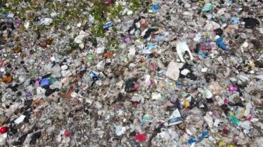 Çöp ve atıklarla dolu büyük çöp sahalarının hava aracı görünümü