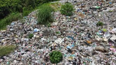 Şehirde çöp dökümü