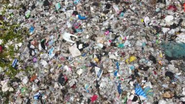 Çöp ve atıklarla dolu büyük çöp sahalarının hava aracı görünümü