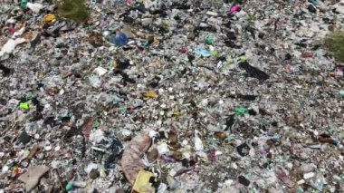 Çöp ve atıklarla dolu büyük çöp sahalarının hava aracı görünümü
