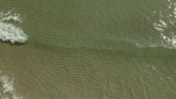 Drone Uitzicht Prachtige Beelden Met Turquoise Zee Golven Breken Zandkust — Stockvideo