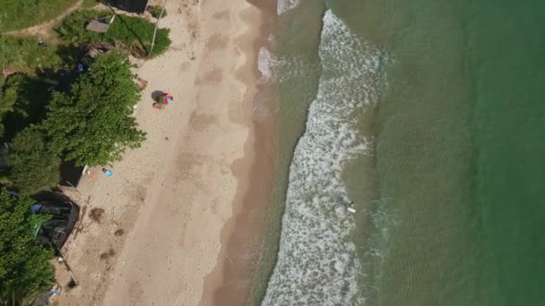 蓝绿色的海浪冲破沙滩海岸线拍下的美丽画面 — 图库视频影像