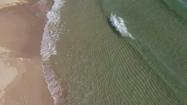 Κηφήνας Άποψη Των Όμορφων Πλάνα Τυρκουάζ Κύματα Της Θάλασσας Σπάσιμο — Αρχείο Βίντεο