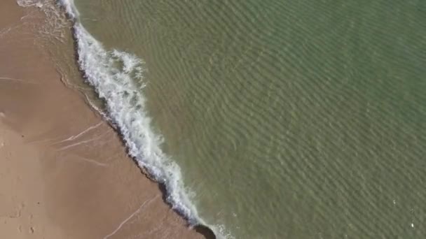 Drone Vista Belas Imagens Com Ondas Mar Azul Turquesa Quebrando — Vídeo de Stock
