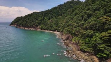 Güzel kayalık kıyı şeridinin en üst manzarası