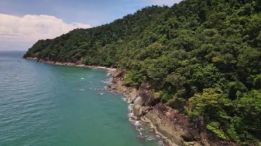 Güzel kayalık kıyı şeridinin en üst manzarası