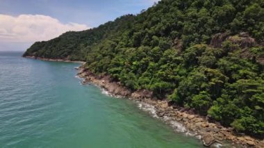 Güzel kayalık kıyı şeridinin en üst manzarası