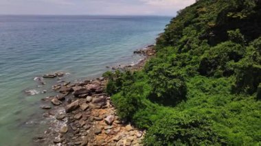 Güzel kayalık kıyı şeridinin en üst manzarası