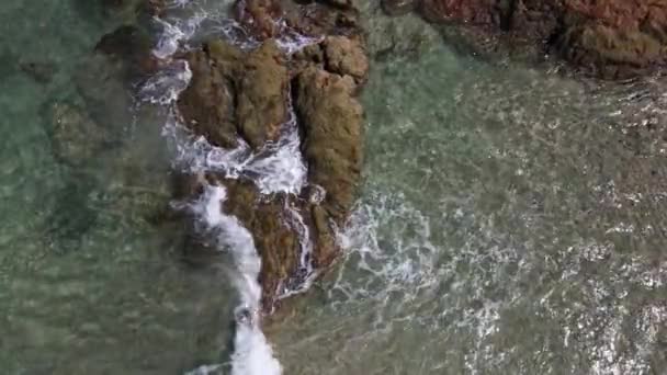 Ondas Mar Quebrando Costa Rochosa Vista Superior — Vídeo de Stock