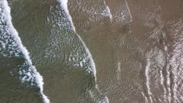 Drone Uitzicht Prachtige Beelden Met Turquoise Zee Golven Breken Zandkust — Stockvideo