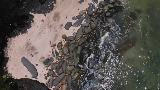 Вид Воздушного Беспилотника Красивые Кадры Морскими Волнами Прорывающимися Скалистом Побережье — стоковое видео