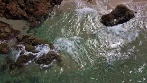 Κύματα Της Θάλασσας Σπάσιμο Βραχώδη Ακτογραμμή Κορυφαία Θέα — Αρχείο Βίντεο