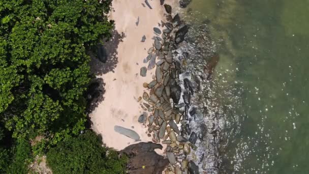 Luchtfoto Drone Uitzicht Prachtige Beelden Met Golven Breken Rotsachtige Kustlijn — Stockvideo