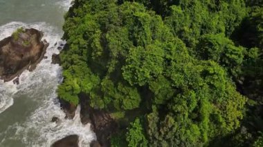 Güzel kayalık kıyı şeridinin en üst manzarası