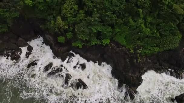 岩の多い海岸線に波が打ち寄せる美しい映像の空中ドローン映像 — ストック動画