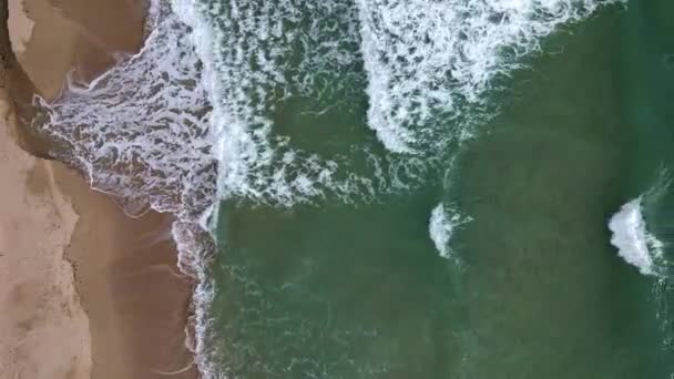 Drone Vista Hermosas Imágenes Con Olas Mar Turquesa Rompiendo Costa — Vídeo de stock