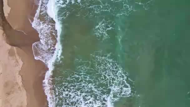 Drone Vista Hermosas Imágenes Con Olas Mar Turquesa Rompiendo Costa — Vídeo de stock