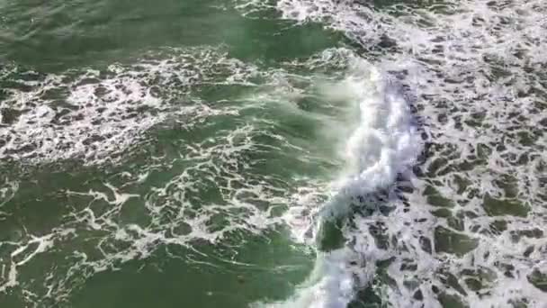 Drone Vista Hermosas Imágenes Con Olas Mar Turquesa Rompiendo Costa — Vídeo de stock