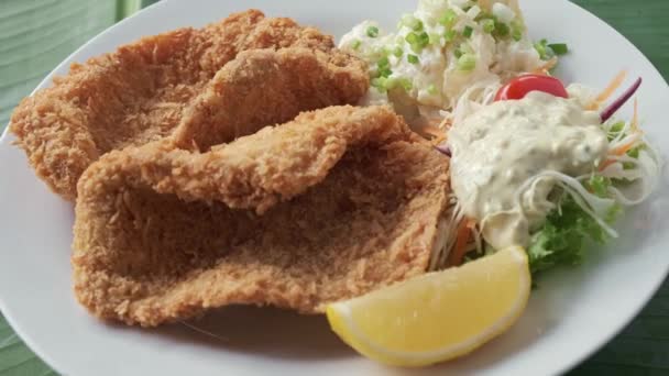 Weiner Schnitzel Potato Salad Lemon White Plate Rotating Front Camera — Stock Video