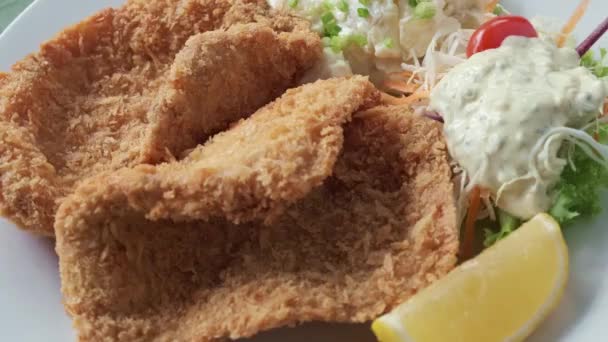 Weiner Schnitzel Potato Salad Lemon White Plate Rotating Front Camera — Stock Video