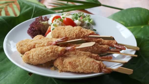 Shrimp Tempura Mit Kartoffelsalat Auf Einem Weißen Teller — Stockvideo