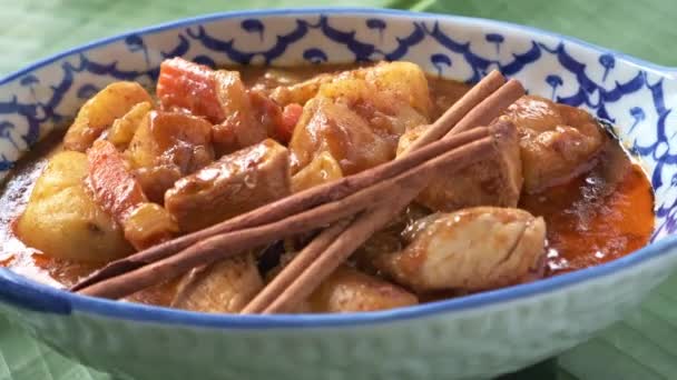 Een Schotel Kip Massaman Curry Draaien Langzaam Voor Camera — Stockvideo