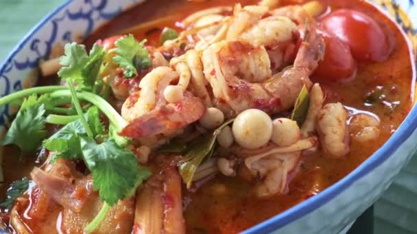 Bowl Thai Tom Yam Seafood Soup Turning Front Camera — Vídeos de Stock