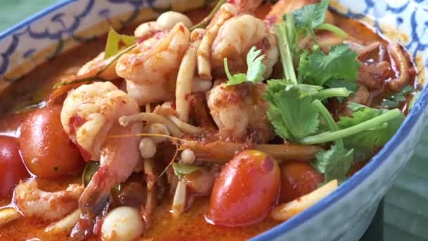 Mangkuk Thai Tom Yam Sup Seafood Berputar Depan Kamera — Stok Video