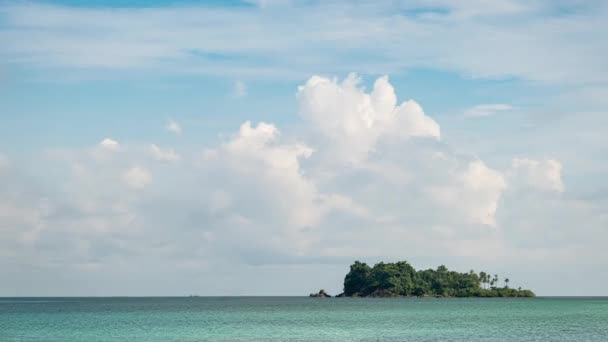 チャン島熱帯ビーチにおける積雲の4Kタイムラプス — ストック動画