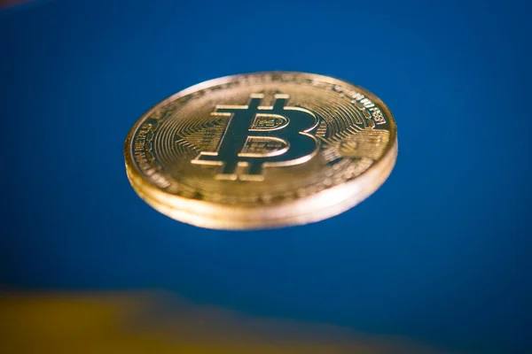 Crypto Coin Dalam Bitcoin Currency Reflective Light Melawan Blue Background Stok Gambar