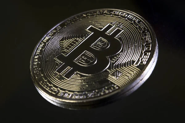 Crypto Coin Dalam Bitcoin Currency Reflective Light Terhadap Black Background Stok Lukisan  