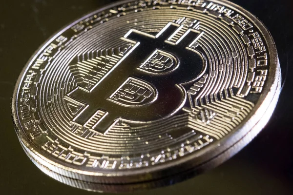 Crypto Coin Dalam Bitcoin Currency Reflective Light Terhadap Black Background Stok Foto